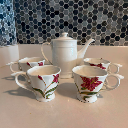 SET FLORAL JARRA 1.1L + 4 TAZAS DE PROCELANA FINA CON ALTO RELIEVE